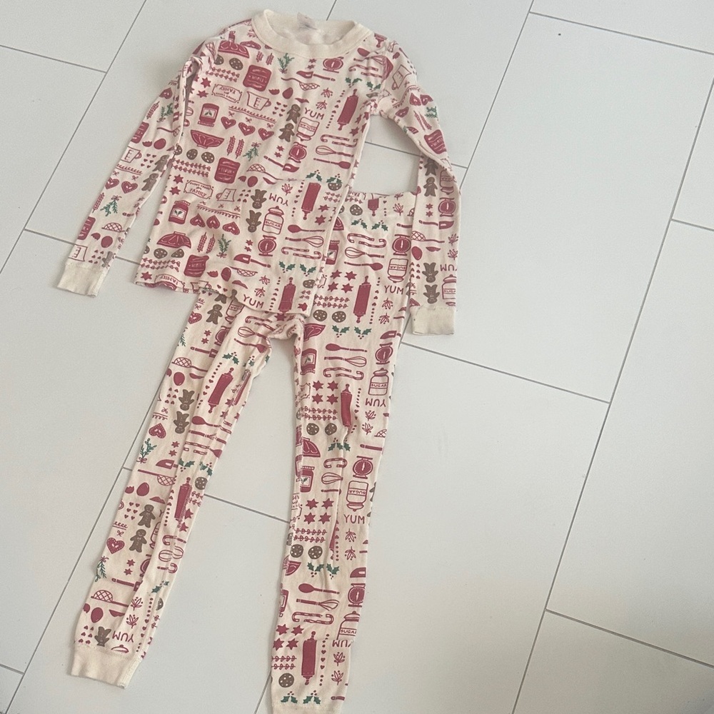 Hanna Andersson Cream and Red Holiday Kids baking pajamas
Size 8